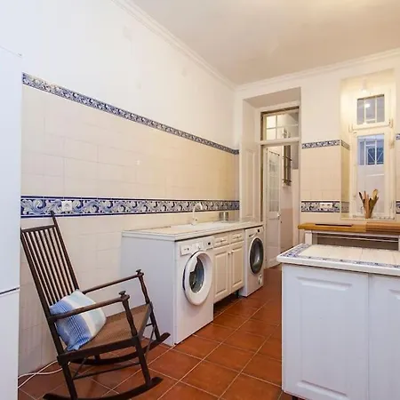 Space And Tradition In Appartement Lisboa